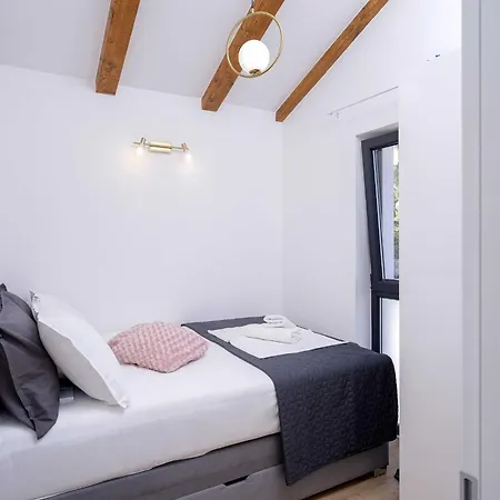 Sunlit Shores With Pool, Gym And Sauna - Three Bedroom With Pool Jelsa (Hvar)