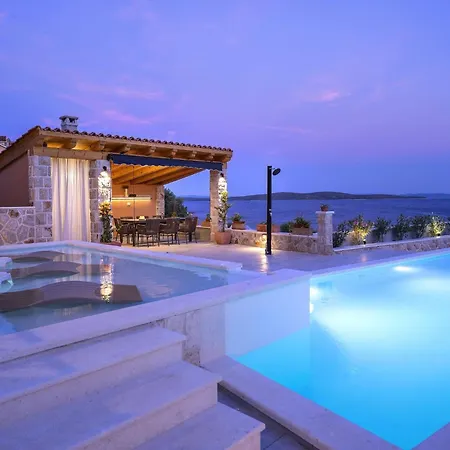 Sunlit Shores With Pool, Gym And Sauna - Three Bedroom With Pool *